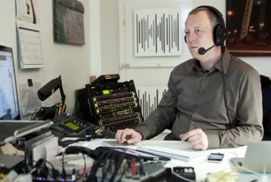 Tim Pritlove in seinem Berliner Studio, die „Metaebene“. Wenn er gerade nicht Podcasts aufnimmt, treibt er das mittlerweile von sehr vielen Podcastern eingesetzte Podlove voran. (Foto: Dimitri Hempel)