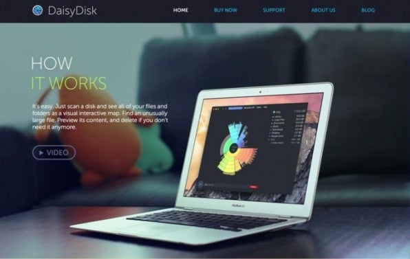 Eine Möglichkeit, um Text auf unruhigen Bildern leserlich zu halten: Auf der Website des Tools DaisyDisk (https://daisydiskapp.com) sorgt Unschärfe auf den Bildern für ausreichenden Kontrast. Eine Möglichkeit, um Text auf unruhigen Bildern leserlich zu halten: Auf der Website des Tools DaisyDisk (https://daisydiskapp.com) sorgt Unschärfe auf den Bildern für ausreichenden Kontrast.