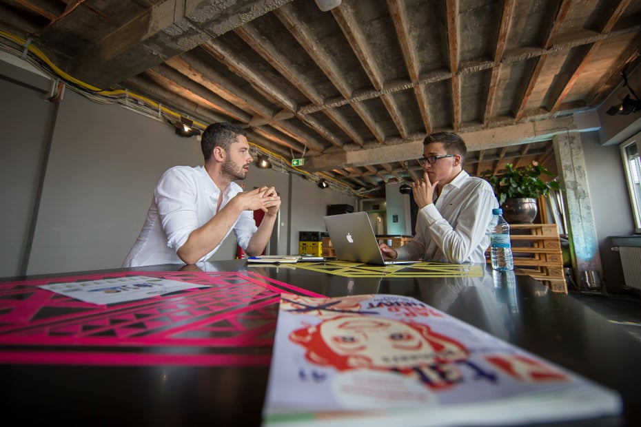 Kleines Büro, große Ambitionen: t3n-Redakteur Daniel Hüfner (re.) spricht in Berlin mit Sharethemeal-CEO Sebastian Stricker. Der Österreicher hat sich zum Ziel gesetzt, den Hunger auf der Welt zu beenden.