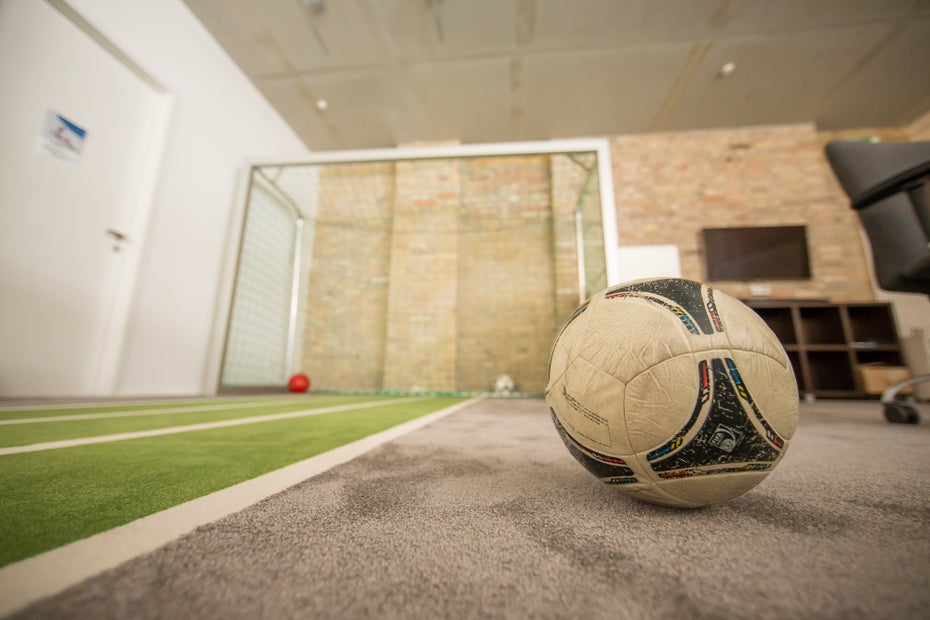 Bei Onefootball dienen Ball und Tor nicht nur zur Mitarbeiter-Belustigung. Das Startup hinter der populären Fußball-App präsentiert durch seine Einrichtung auch Partnern und Investoren seine Liebe zum Rasensport. (Foto: Michael Hübner)