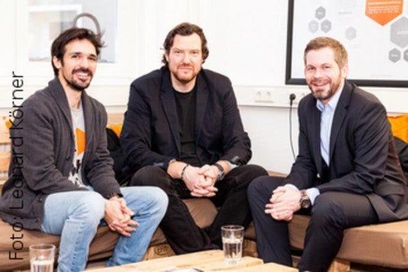 Ali Jelveh, t3n-Autor Stefan von Gagern, der das Streitgespräch moderiert hat, und René Büst bei Protonet in Hamburg. Ali Jelveh, t3n-Autor Stefan von Gagern, der das Streitgespräch moderiert hat, und René Büst bei Protonet in Hamburg.