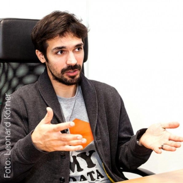 Ali Jelveh, Protonet-Mitgründer, fordert das Systeme und Plattformen so geschaffen sind, dass die Nutzer jederzeit die komplette Verfügungsgewalt über ihre Daten haben. Laut Jelveh bräuchte es eine Schnittstelle, die es ermöglicht, die Nutzerdaten, die bei Diensten wie Facebook oder Google gespeichert sind, jederzeit herunterzuladen und bei den Diensten zu löschen. Ali Jelveh, Protonet-Mitgründer, fordert das Systeme und Plattformen so geschaffen sind, dass die Nutzer jederzeit die komplette Verfügungsgewalt über ihre Daten haben. Laut Jelveh bräuchte es eine Schnittstelle, die es ermöglicht, die Nutzerdaten, die bei Diensten wie Facebook oder Google gespeichert sind, jederzeit herunterzuladen und bei den Diensten zu löschen.