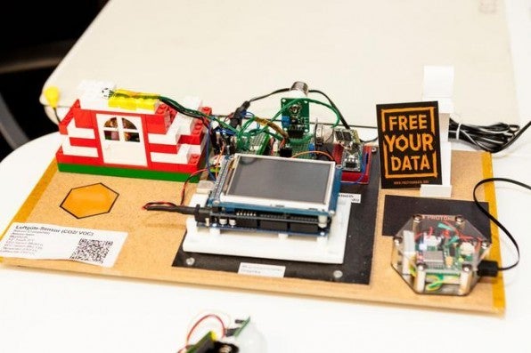Datenhoheit beginnt schon bei so etwas wie einem Luftgüte-Sensor, denn wenn Hersteller entsprechende Hardware anbieten dann in der Regel im Verbund mit einem Cloud-Dienst, der die Daten speichert und analysiert. Man kann sich so einen Luftgüte-Sensor aber auch selbst bauen – mit den angesagten Kleinrechnern Arduino oder Raspberry Pi etwa. Datenhoheit beginnt schon bei so etwas wie einem Luftgüte-Sensor, denn wenn Hersteller entsprechende Hardware anbieten dann in der Regel im Verbund mit einem Cloud-Dienst, der die Daten speichert und analysiert. Man kann sich so einen Luftgüte-Sensor aber auch selbst bauen – mit den angesagten Kleinrechnern Arduino oder Raspberry Pi etwa.