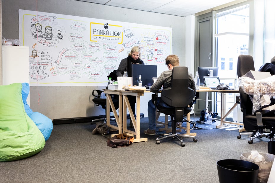 Das Team von Figo hat gerade erst den Startup-Wettbewerb des Branchenverbandes Bitkom in der Kategorie „Finanztechnologie“ gewonnen – eine Belohnung für das Wiederaufstehen nach dem Rausschmiss aus dem App-Store. (Foto: Leonard Körner)