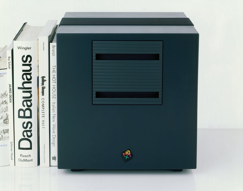 1985 folgte Esslinger Steve Jobs in sein neues Unternehmen NeXT. Hier entwickelten sie die Workstation NeXTcube, die großen Einfluss auf die Gestaltung der Personal Computer ausübte. (Foto: frogdesign)