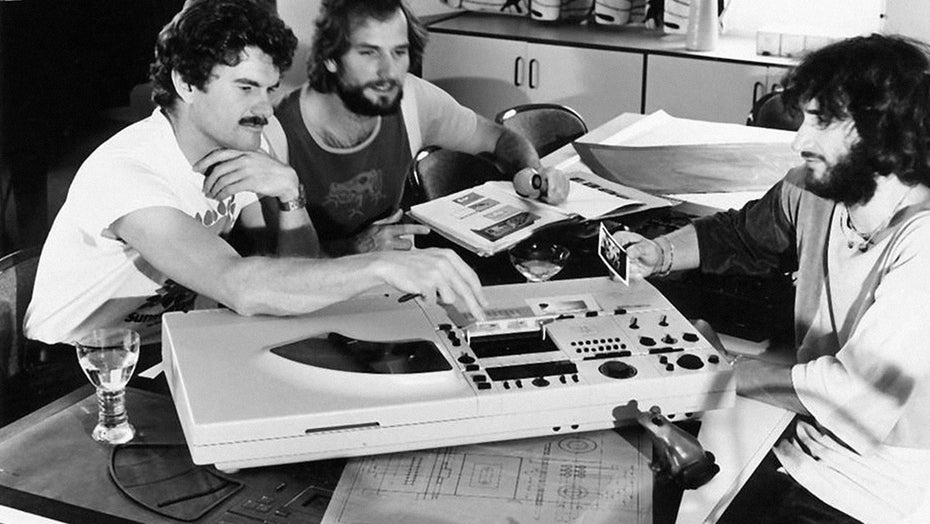 Nicht nur Apple: Hartmut Esslinger zeichnete mit seinen beiden Mitarbeitern Andreas Haug and Georg Spreng (von links nach rechts) auch für das Design der Kompaktanlage Wega Concept 51K verantwortlich. (Foto: frogdesign)