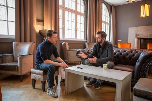 Mit Pantaflix wollen Dan Maag und Matthias Schweighöfer das Netflix für Migranten werden. (Im Interview: Rechts Filmproduzent Dan Maag, links t3n-Autor Florian Alexander Schmidt) Mit Pantaflix wollen Dan Maag und Matthias Schweighöfer das Netflix für Migranten werden. (Im Interview: Rechts Filmproduzent Dan Maag, links t3n-Autor Florian Alexander Schmidt)