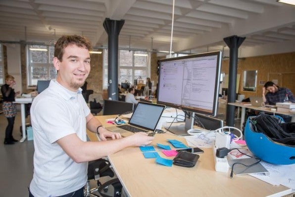 Der 29-jährige Dominik Bruhn arbeitet seit mehr als acht Monaten bei Relayr als Software Architect Backend. Er ist einer von wenigen Deutschen, Amtssprache ist bei Relayr Englisch. In dem Startup arbeiten mittlerweile Leute aus 28 Ländern. Sie sprechen mehr als zehn Sprachen. Der 29-jährige Dominik Bruhn arbeitet seit mehr als acht Monaten bei Relayr als Software Architect Backend. Er ist einer von wenigen Deutschen, Amtssprache ist bei Relayr Englisch. In dem Startup arbeiten mittlerweile Leute aus 28 Ländern. Sie sprechen mehr als zehn Sprachen.