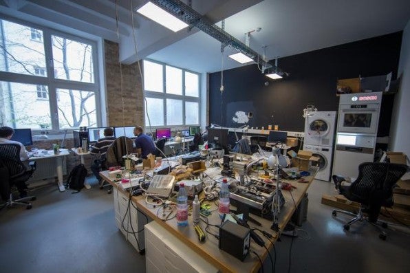 „Ingenieure bitte nicht füttern!“ Die Tüftler-Ecke bei Relayr liegt hinter einer provisorischen Wand aus schlichten Spanplatten. Nur in die Tüftler-Ecke möchte das Startup trotzdem nicht gesteckt werden: IoT sei dafür zu vielschichtig. „Ingenieure bitte nicht füttern!“ Die Tüftler-Ecke bei Relayr liegt hinter einer provisorischen Wand aus schlichten Spanplatten. Nur in die Tüftler-Ecke möchte das Startup trotzdem nicht gesteckt werden: IoT sei dafür zu vielschichtig.