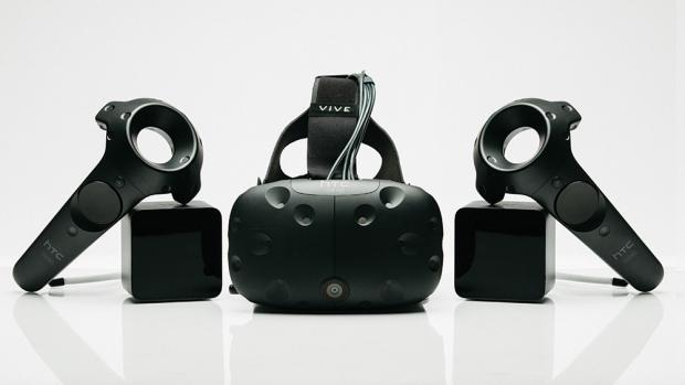 Die HTC Vive bietet das bisher umfangreichste VR-Erlebnis: Das Room-Scale-Konzept erlaubt es dem Nutzer, sich auf einer begrenzten Fläche zu bewegen – was auch in die virtuelle Welt übersetzt wird. (Foto: HTC / Valve)