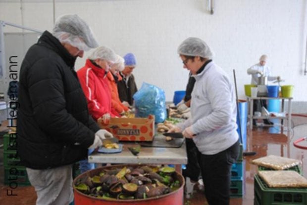 Die erste Produktion von Kale and me dauerte bis Mitternacht, in der ersten Tranche wurden 800 Säfte hergestellt. Mittlerweile schaffen Kale and me und die Mitarbeiter von Rüter Fruchtsaft 10.000 Säfte in zehn Stunden. Die erste Produktion von Kale and me dauerte bis Mitternacht, in der ersten Tranche wurden 800 Säfte hergestellt. Mittlerweile schaffen Kale and me und die Mitarbeiter von Rüter Fruchtsaft 10.000 Säfte in zehn Stunden.