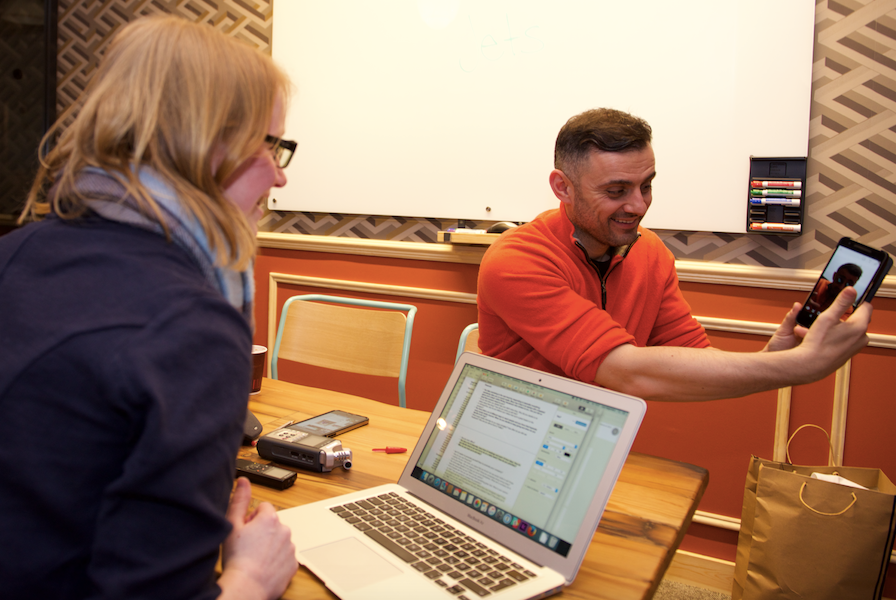 Gary Vaynerchuk in seinem Element: Am Ende des Interviews mit Redakteurin Lisa Hegemann antwortet der Marketingprofi auf die Fragen von t3n-Lesern – ganz stilecht auf Snapchat. (Foto: Dan Heisenberg)