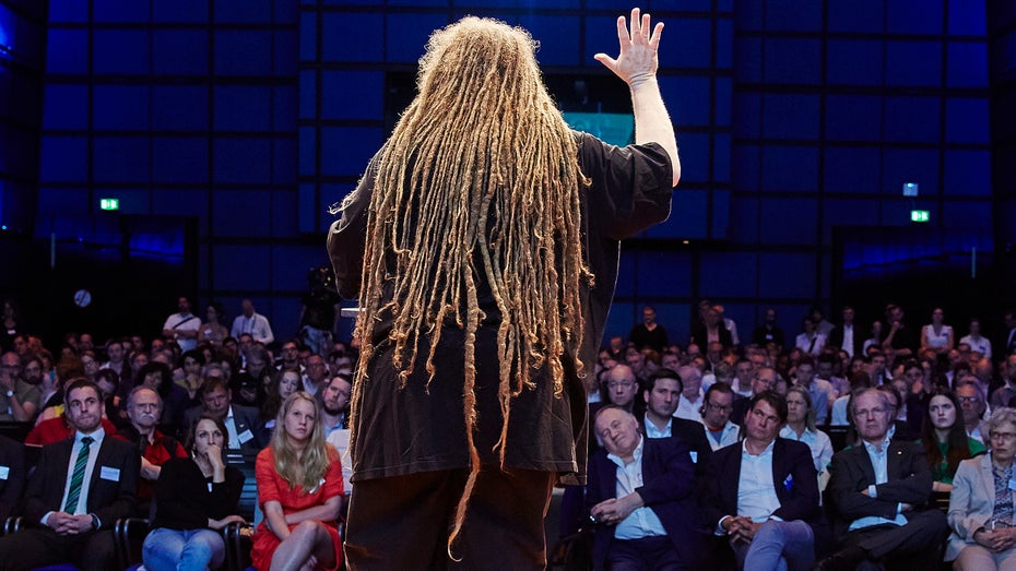Technik-Guru Jaron Lanier: Dieser Mann will Facebook zerschlagen Technik-Guru Jaron Lanier: Dieser Mann will Facebook zerschlagen