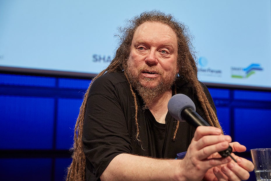 Jaron Lanier geht mit Facebook hart ins Gericht: „Vielleicht muss man Facebook irgendwann vergesellschaften oder zumindest die Datenbanken öffentlich machen und das zentralistische Filtern unterbinden.“ (Foto: ShareBW 2016 Byernst)