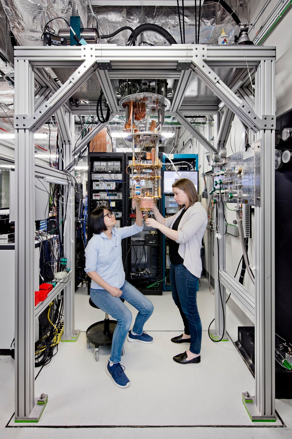 Im IBM Q-Lab in New York arbeiten Ingenieure und Wissenschaftler am universellen Quantencomputer, der eines Tages auch kommerziell vertrieben werden soll. (Foto: Connie Zhou für IBM)