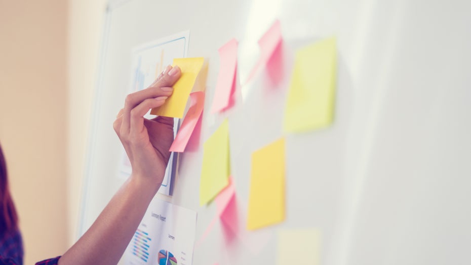 (Bild: Shutterstock/ Have a nice day Photo) Der Wandel beginnt auf Post-Its! Wie agiles Arbeiten in Konzernen funktioniert