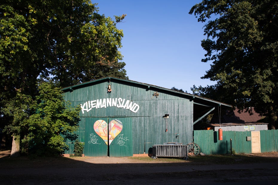 Der Eingang zum Kliemannsland in Rüspel. Hier arbeitet Youtube-Sternchen Fynn Kliemann an einer neuartigen Kreativ-Kommune. (Foto: © Jan-Helge Petri)