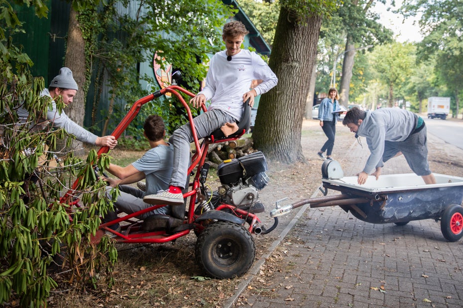 Am Ende des Tages steht das Projekt: Der Anhänger hängt am Buggy. Die Testfahrt endet trotzdem im Busch vor dem Hof.(Foto: © Jan-Helge Petri)