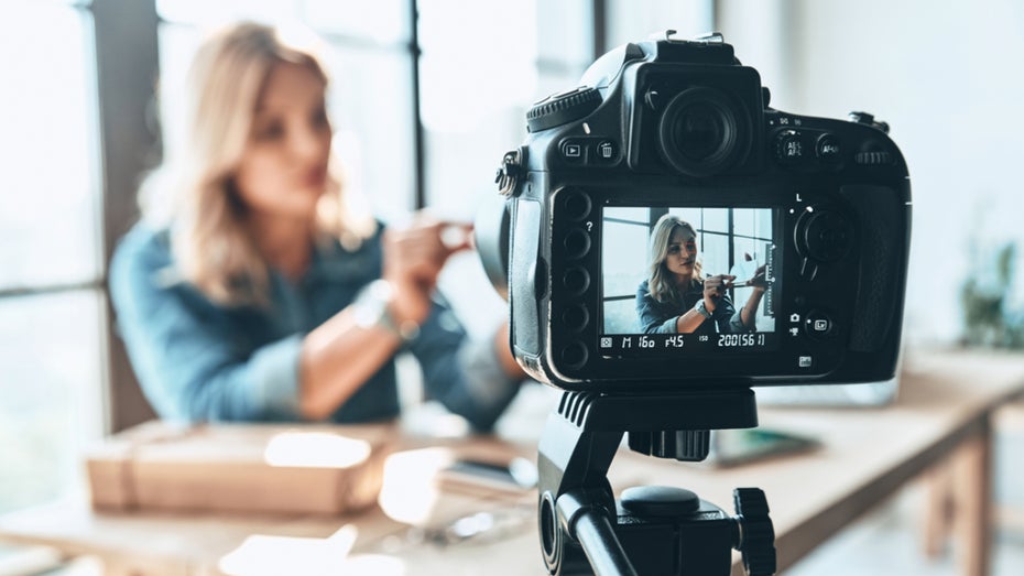 (Foto: Shutterstock/ g-stockstudio) Influencer-Marketing: Markenbotschafter jenseits des Mainstreams