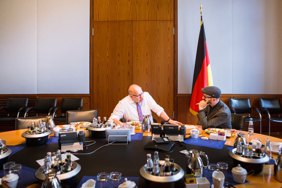 Luca Caracciolo, Chefredakteur des t3n Magazin, im Gespräch mit Peter Altmaier in dessen Berliner Büro. Der Wirtschaftsminister ruft zu mehr Kooperationen zwischen europäischen Unternehmen auf – vor allem bei Daten. (Foto: Ole Witt)