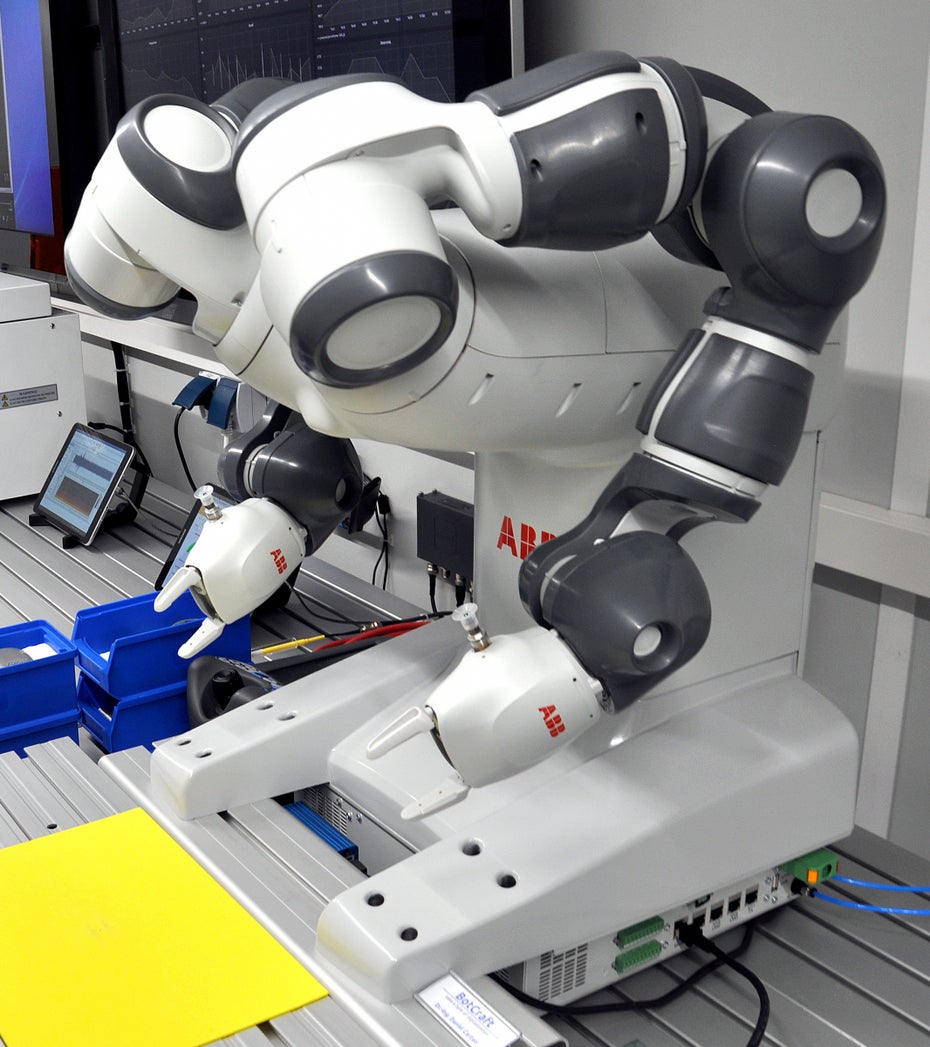 Nokia hat eine „Factory in a Box“ mitgebracht: 3D-Drucker und ABB-Roboter sollen ihre Arbeit über 5G koordinieren. (Foto: t3n)