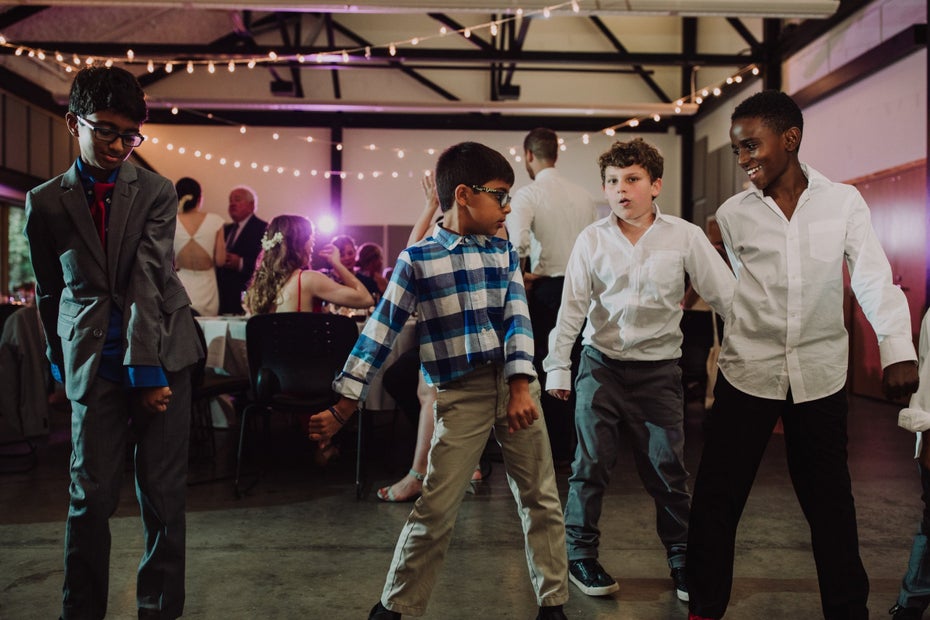 Vier Jungs führen auf einer Hochzeit gemeinsam den berühmten „Floss“-Tanz aus Fortnite auf. Sie kannten sich vorher nicht. (Foto: Riley McLean)