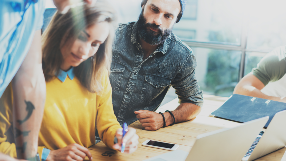 (Abbildung: Shutterstock / SFIO CRACHO) Wie Employer Branding auf Snapchat, Pinterest und Tiktok funktioniert