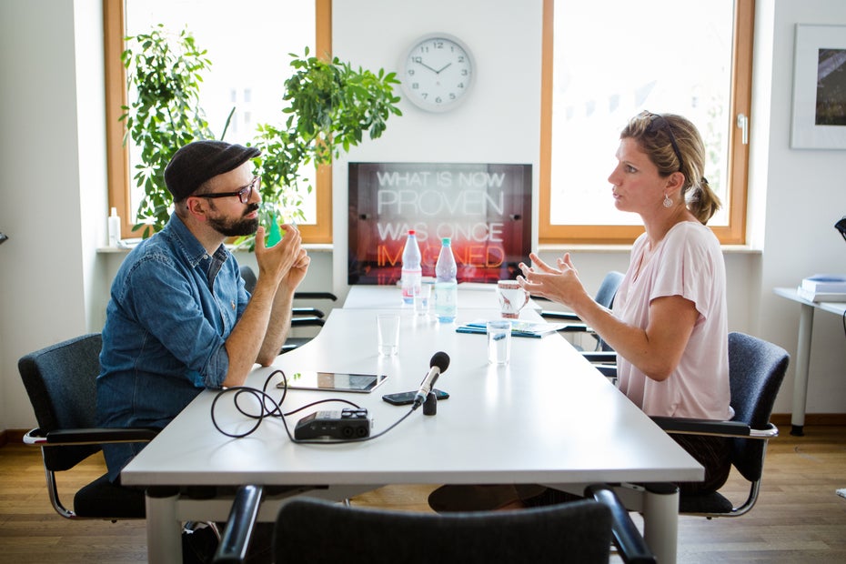 „Die Nachhaltigkeitscommunity hat die digitale Revolution völlig verpennt.“ Maja Göpel im Gespräch mit Luca Caracciolo, Chefredaktuer t3n Magazin. (Foto: Ole Witt)