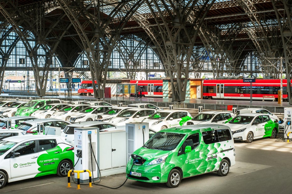 Der Ridepooling-Anbieter ­Clevershuttle bringt seine Fahrgäste von Tür zu Tür – wenn möglich, ­werden weitere Personen, die ein ähnliches Ziel haben, mitgenommen. Mehrheitseigner ist die ­ Deutsche Bahn. (Foto: Clevershuttle)