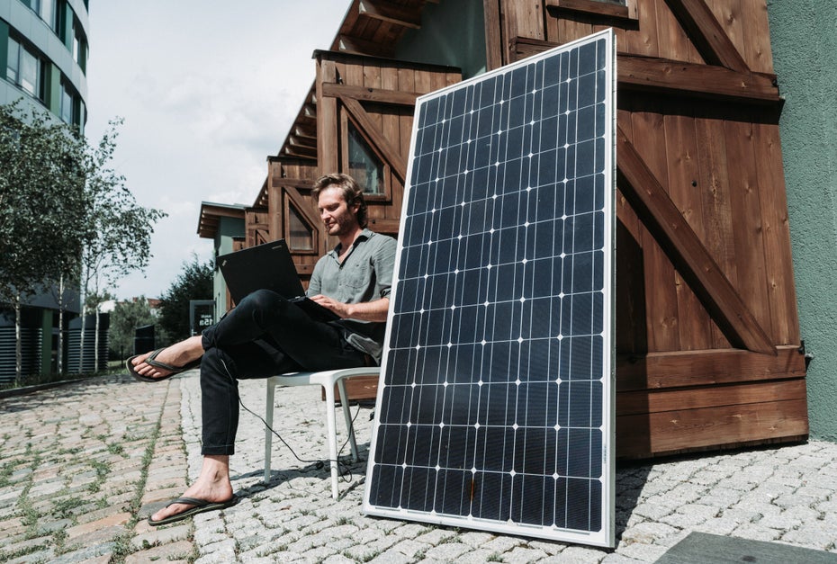 In der Green Garage, einem Inkubator für Cleantech-Startups in Berlin, werden ausrangierte Solaranlagen zweitverwertet und zu Handyladestationen umgerüstet. Suncrafter-Mitgründer Bryce Felmingham sagt: „Bis zum Jahr 2050 produziert die Industrie rund 80 Millionen Tonnen Solarschrott.“ (Foto: Michael Hübner)