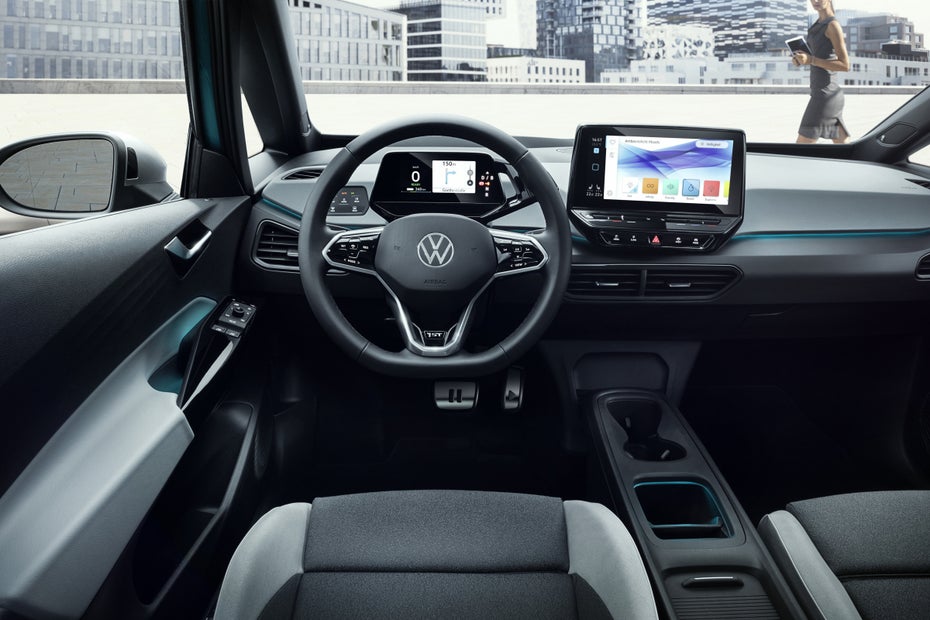 Noch arbeiten in vielen Autos bis zu acht verschiedene Betriebssysteme: „Wenn man das zukünftig nicht auf einer Plattform umsetzt, dann wird man regelmäßige Updates eigentlich niemals gewährleisten können“, sagt VW-Manager Christian Senger. (Fotos: Volkswagen AG)