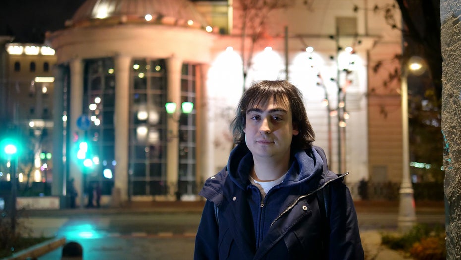 Der Blogger und Aktivist Wladislaw Sdolnikow bespielt einen Telegram-Kanal, auf dem er aktuelle Informationen zur russischen Internetzensur teilt. Nicht zuletzt deshalb ist der Messenger dem Staat ein Dorn im Auge. (Foto: Jan Lindenau)
