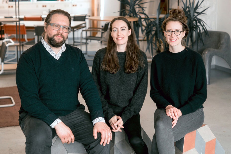 Talent kennt kein Alter, sind die Jobvermittler von Wisr überzeugt. Das Team um Martin Melcher, Carina Roth und Klaudia Bachinger (von links nach rechts) sieht insbesondere die soziale ­Kompentez von Senioren als Stärke. (Foto: Wisr / Timar Batis)