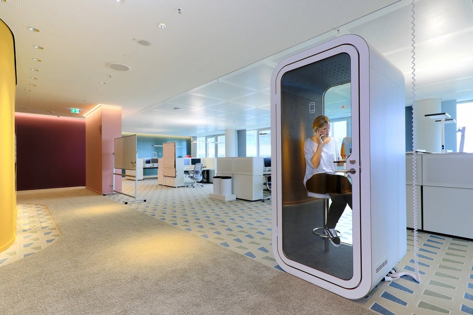 Was zeichnet eine gute Arbeitsumgebung aus? Bei der Raumgestaltung gibt es bei Otto verschiedene Ansätze: offene Architekturen, aber auch Rückzugsräume für Telefonate wie etwa eine Telefonbox. (Foto: Otto)
