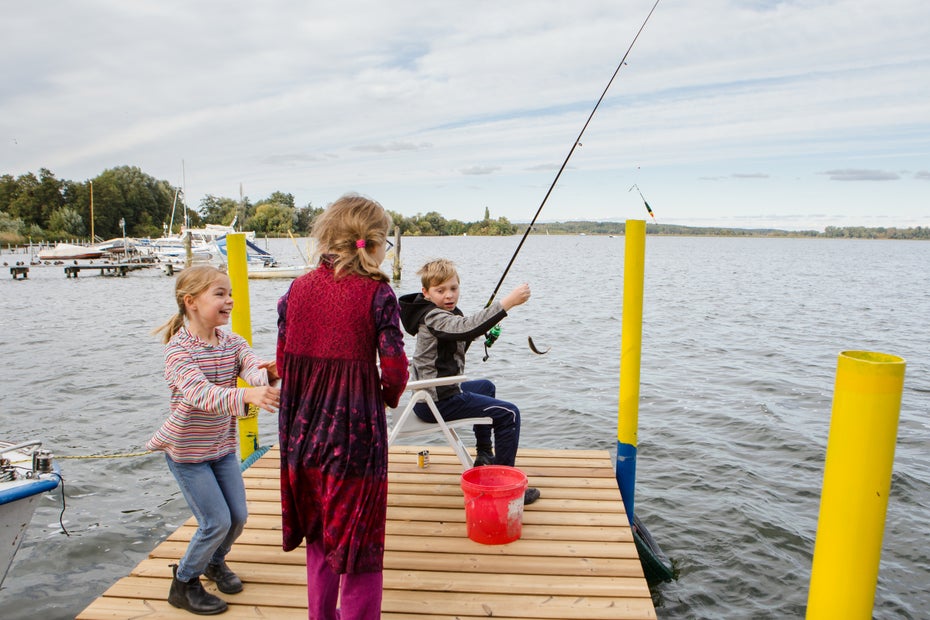 Der ans Uferwerk grenzende Zernsee ist ein Ruhepol für ­Erwachsene – und zugleich ein Abenteuerspielplatz für Kinder. (Foto: Ole Witt)