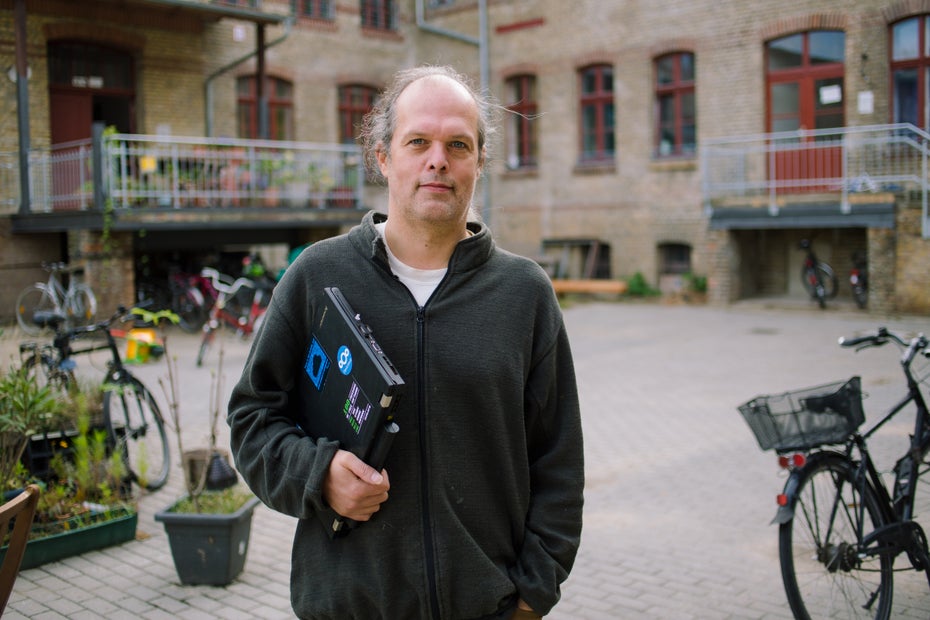 Johannes Rohr ist Mitbewohner der erste Stunde. Der Familienvater lebt nicht nur im Uferwerk, sondern arbeitet auch im angebundenen Coworking-Space. Sein Arbeitsweg geht einmal quer über den Hof. Das sei Lebensqualität, verrät er. (Foto: Ole Witt)