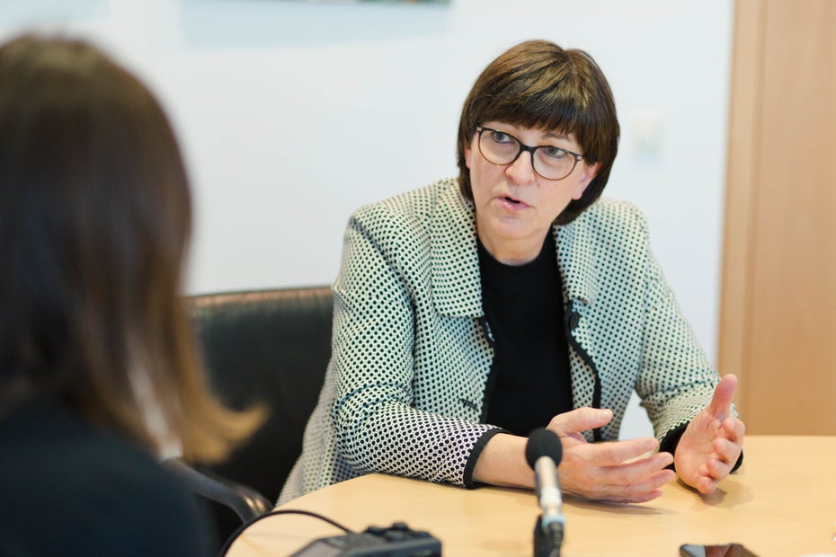 Saskia Esken im Gespräch mit t3n-Print-Redakteurin Sofie Czilwik. (Foto: Ole Witt)