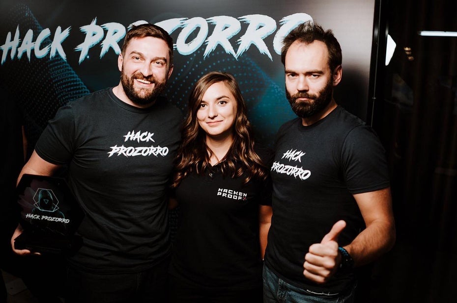 Yegor Aushev und Evgenia Brosheva (v.l.) sind die Chefs der Plattform Hacken Proof, die die Dienste von rund 3.000 Hackern an Unternehmen vermittelt. Vasyl Zadvorny (r.) ist CEO der E-Procurement-Plattform Prozorro. (Foto: Yegor Aushev)