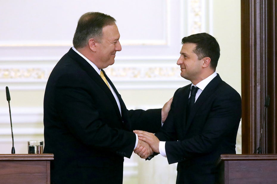 Verbündete im Cyberkrieg: Der US-amerikanische Außen­minister Mike Pompeo (links) trifft den ukrai­nischen Präsidenten Wolodymyr Selenskyj in der Hauptstadt Kiew. (Foto: TASS / dpa) 
