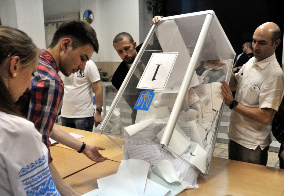 Im Mai 2014 zählen freiwillige Helfer die Wahlzettel in der Präsidentschaftswahl aus. In der Wahlnacht wurde die Webseite der Wahlkommission permanent angegriffen. Es waren bisher die intensivsten Hacker-Angriffe in der ukrainischen Geschichte. (Foto: Shutterstock / snig)
