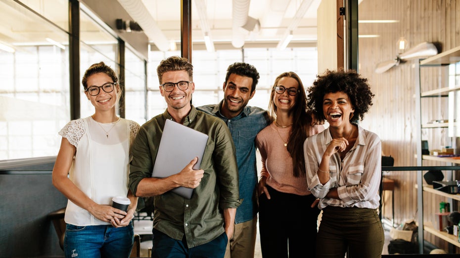 Diversität in Teams: Wie Unternehmen queere Mitarbeiter unterstützen sollten