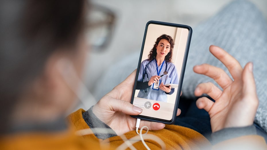 Bis 2018 gesetzlich verboten, inzwischen immer verbreiteter: Telemedizin. Statt in die Praxis zu gehen, findet die Sprechstunde mit der Ärztin per Videochat statt. (Abbildung: Shutterstock / Rido) E-Health: Wie weit wir mit der Digitalisierung wirklich sind