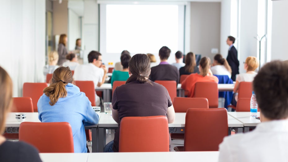 (Abbildung: Shutterstock / Matej Kastelic) Aus eigener Kraft: Die ersten Unternehmen versuchen sich am Re-Skilling