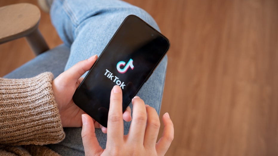 (Abbildung: Shutterstock/BongkarnGraphic) Warum wir Tiktok nicht ignorieren dürfen – auch wenn es schwer fällt