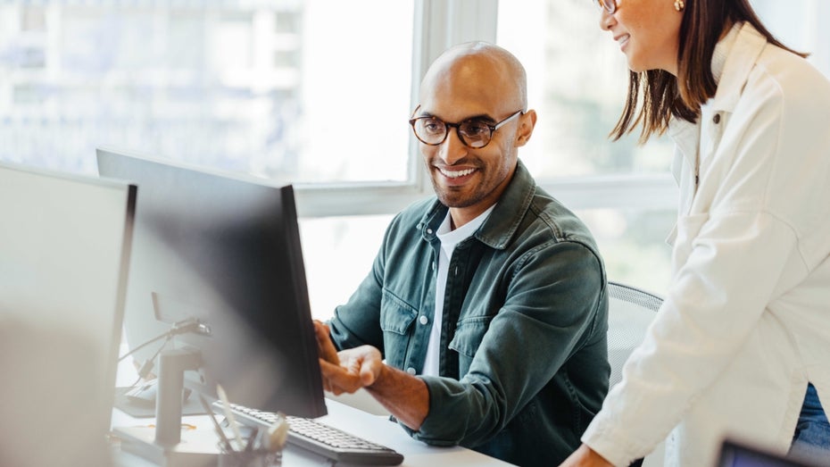 Tools sollen den Arbeitsalltag erleichtern – die falschen machen ihn allerdings schwerer. (Abbildung: JLco Julia Amaral / Shutterstock) Marketing-Tech-Stack: Mit diesem Leitfaden findest du passende Tools