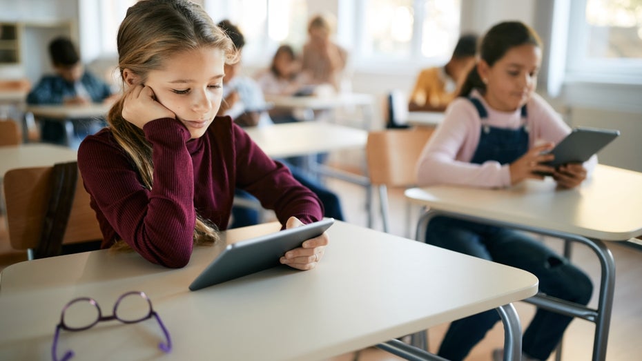Digitalisierung in der Schule bedeutet oft: Tablet-Klassen. Doch damit ist es nicht getan, mahnen Lehrerverbände. (Abbildung: Drazen Zigic/Shutterstock) Digitalisierung in Schulen: Warum Tablets alleine noch nicht reichen – eine Zwischenbilanz