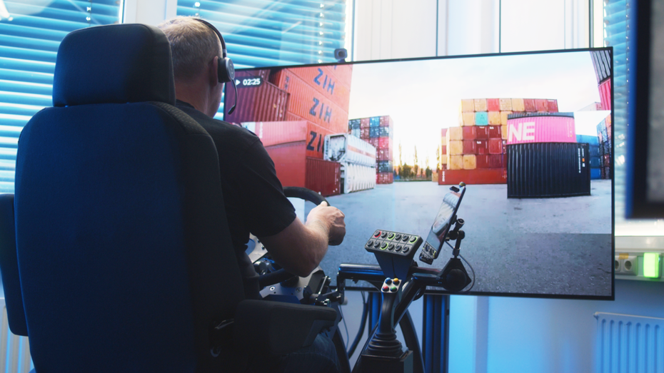 Lkw-Fahrer:innen als Teleoperator:innen: Bei Fernride tauschen Fahrer:innen ein Cockpit gegen ein anderes. (Foto: Fernride) Ein Mann der vor einem Computerbildschirm sitzt