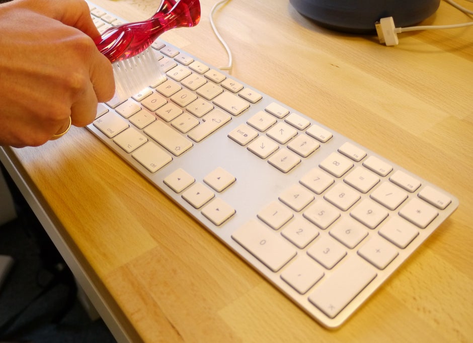 Auch der Staub im Apple Keyboard fürchtet die Reinigungstwins.