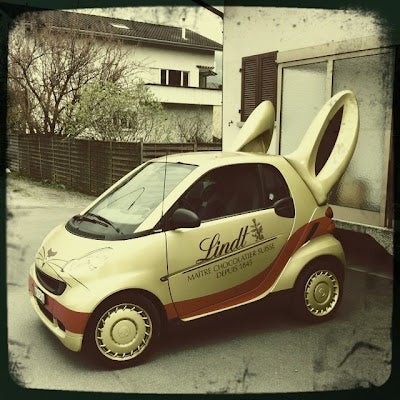 Zu Ostern dekorierte der Schokoladenhersteller Lindt ein Auto zu einem goldenen Häschen um (Quelle).