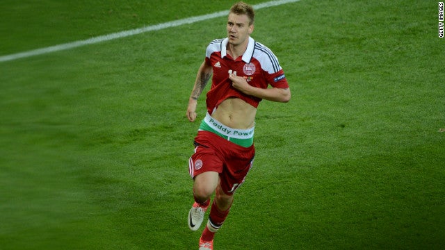 Die Unterhose des dänischen Nationalspielers Nicklas Bendtner sorgte wäre der EM 2012 für Diskussionen, denn er machte damit Werbung für einen befreundeten Sportwettenanbieter. Ob der ihn dafür so gut entlohnte, dass nach der fälligen 100.000 Euro Strafe noch etwas übrig blieb, ist nicht bekannt. (Quelle)